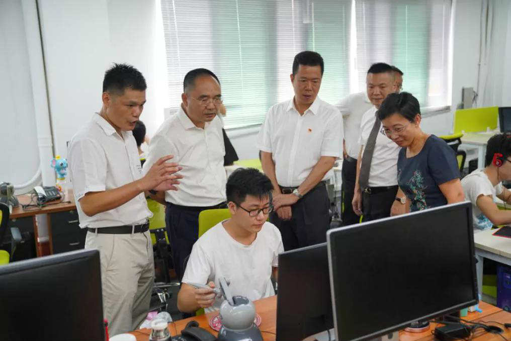 市、区领导莅临大菠萝视频网址APP设计