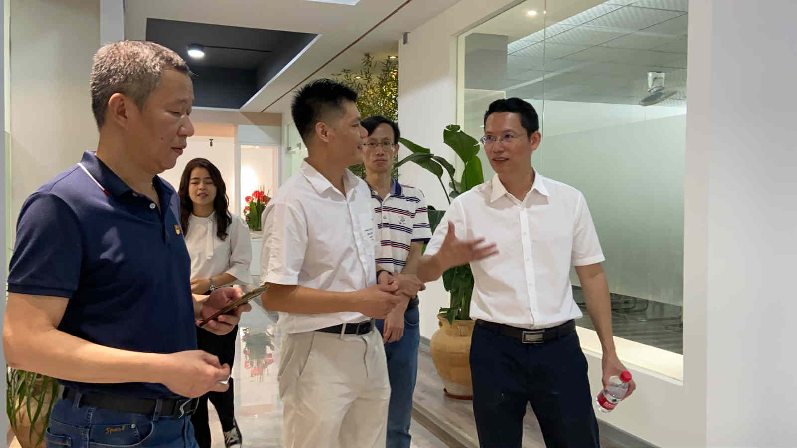 嘉宾参观大菠萝视频网址APP设计