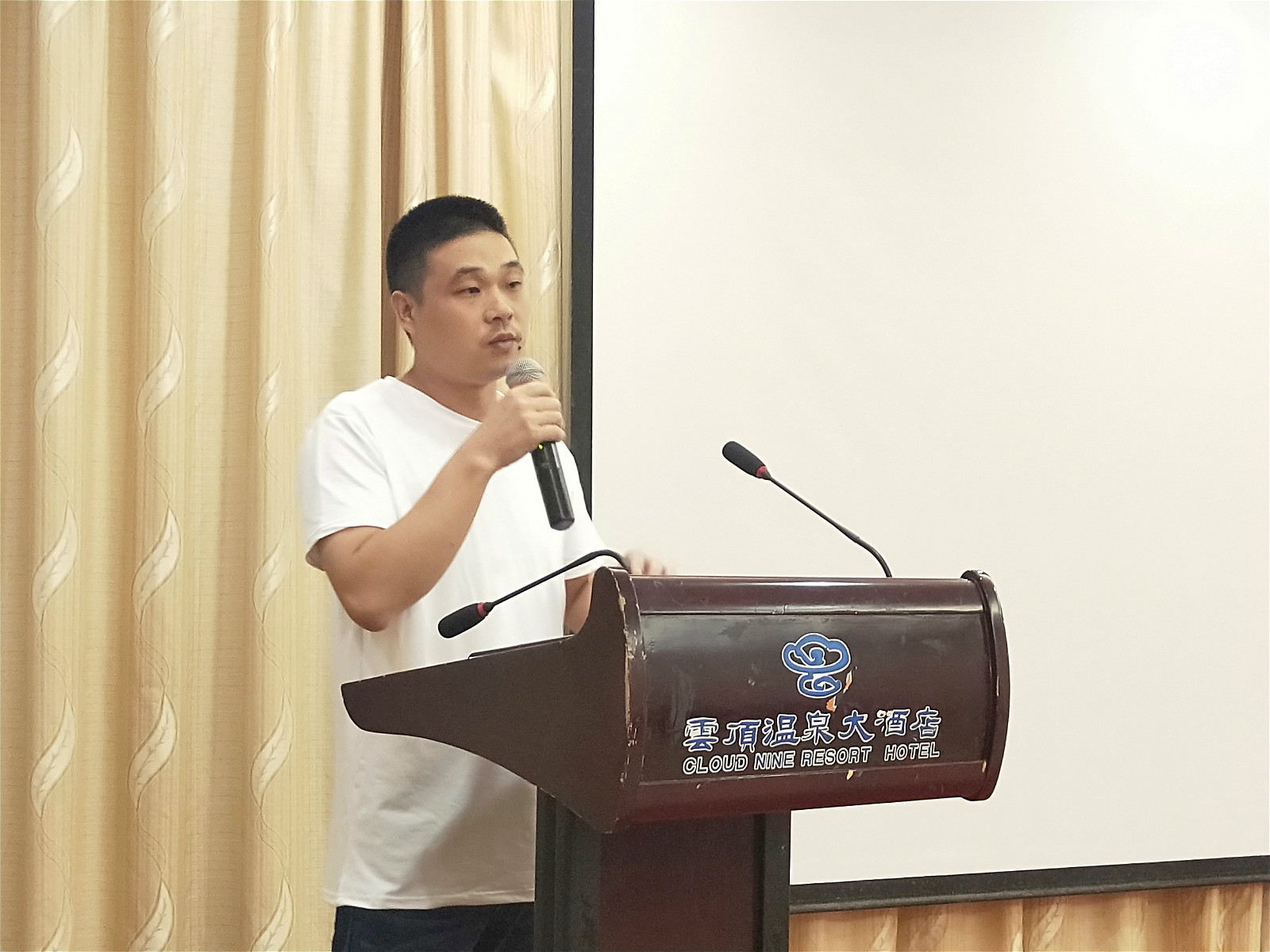 大菠萝视频网址APP设计年中动员大会