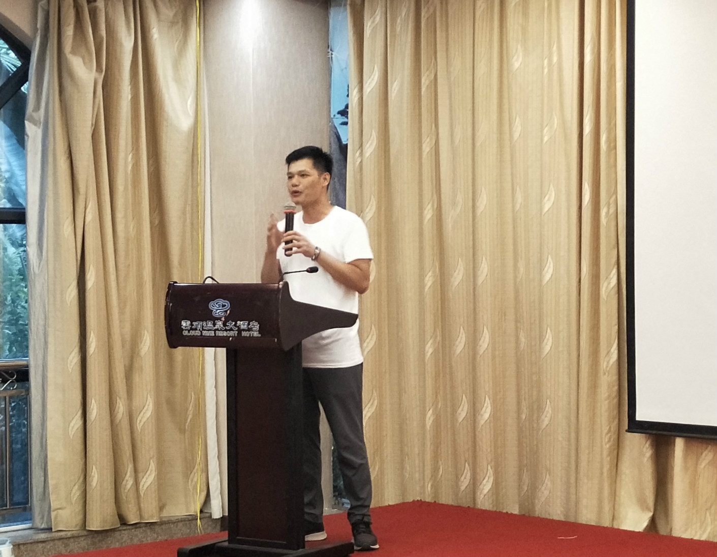 大菠萝视频网址APP设计年中动员大会
