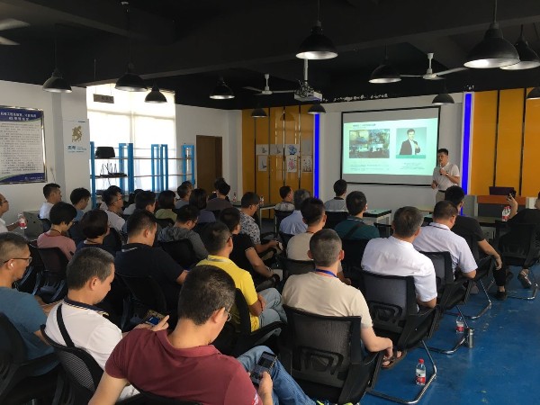 大菠萝视频网址APP设计总经理受邀参加粤东高校玩具设计座谈会
