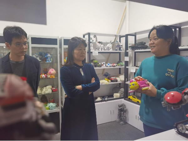 市贸促会程会长莅临大菠萝视频网址APP设计参观