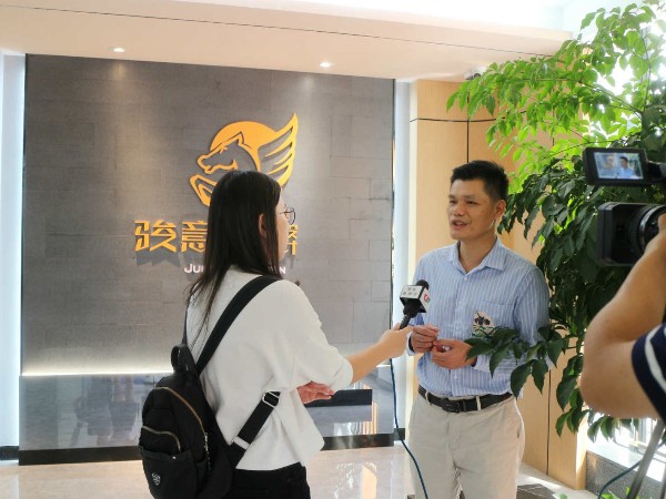 大菠萝视频网址APP设计何志远接受澄海电视台采访